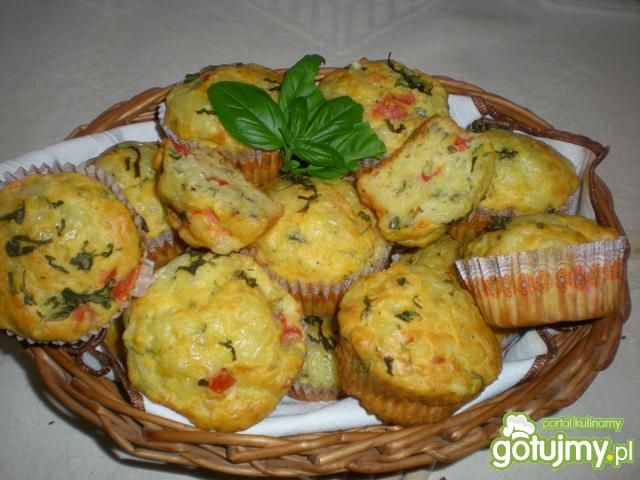 Muffiny z mozarellą i pomidorami. Muffiny z mozarellą i pomidorami.