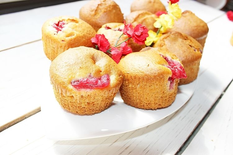 Muffiny z nadzieniem wiśniowym 24 szt Muffiny z nadzieniem wiśniowym 24 szt