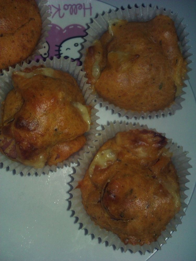 Muffiny z parówką i serem pomidorowe Muffiny z parówką i serem pomidorowe