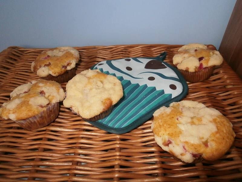 Muffiny z rabarbarem i kruszonką Muffiny z rabarbarem i kruszonką