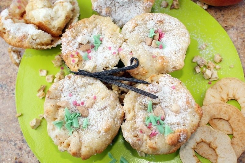Muffiny z suszonymi jabłkami nadziewane twarożkiem Muffiny z suszonymi jabłkami nadziewane twarożkiem