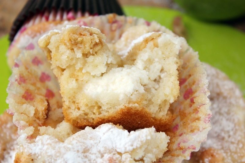 Muffiny z suszonymi jabłkami nadziewane twarożkiem Muffiny z suszonymi jabłkami nadziewane twarożkiem