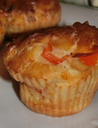 Muffiny z szynką i żółtym serem  Muffiny z szynką i żółtym serem