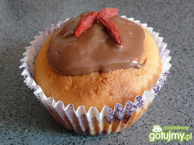 Muffiny z wiśniowym nadzieniem Muffiny z wiśniowym nadzieniem