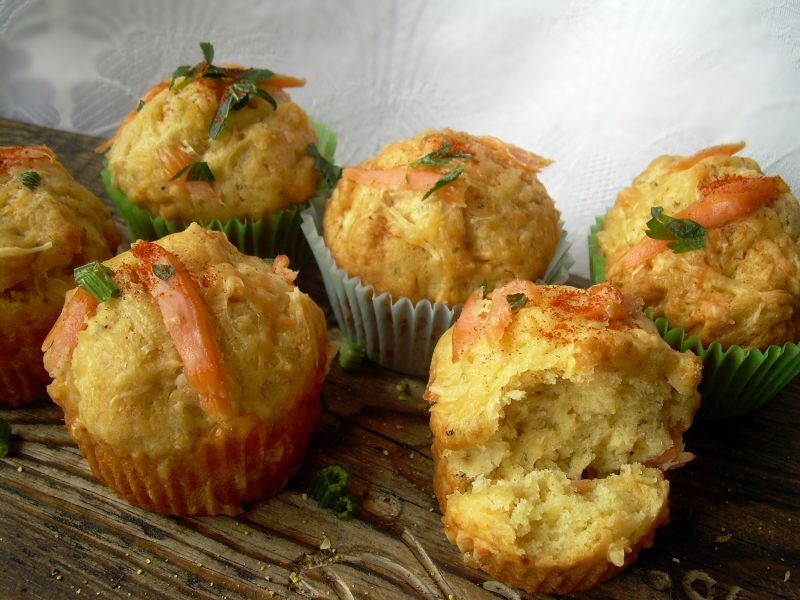 Muffiny z żółtym serem i wędzonym łososiem 