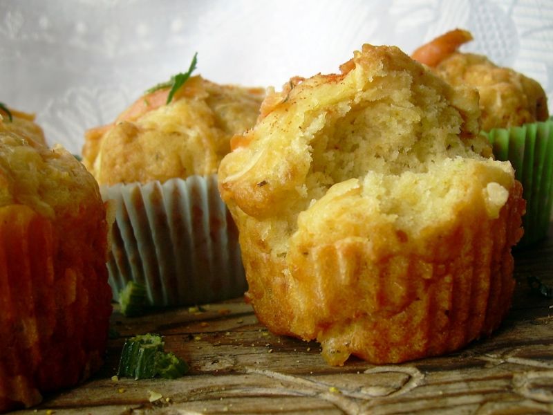 Muffiny z żółtym serem i wędzonym łososiem 