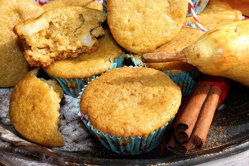 Muffiny żytnio-kukurydziane z gruszką i cynamonem