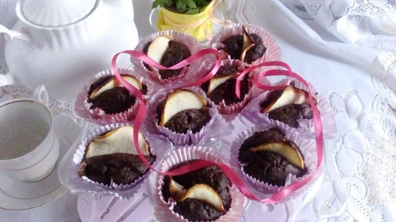 Mufinki brownie z jabłkiem i suszoną żurawiną Mufinki brownie z jabłkiem i suszoną żurawiną