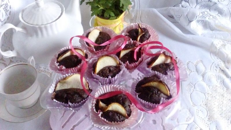 Mufinki brownie z jabłkiem i suszoną żurawiną Mufinki brownie z jabłkiem i suszoną żurawiną