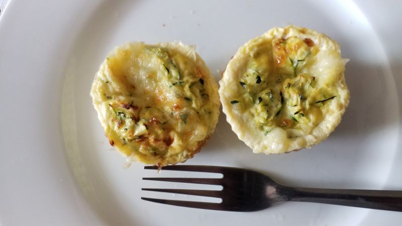 Mufinki jajeczne z cukinią i mozarellą Mufinki jajeczne z cukinią i mozarellą
