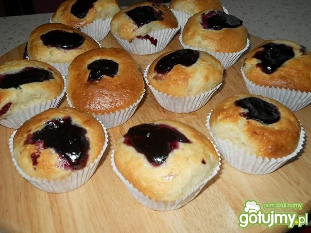 Mufinki śmietankowe z konfiturą malinową Mufinki śmietankowe z konfiturą malinową