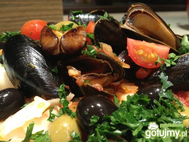 Mule po hiszpańsku z oliwkami.