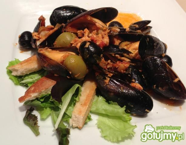 Mule w pomidorach na grzance.