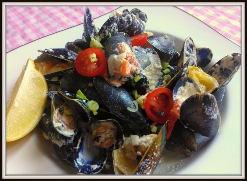 Mule z czosnkiem i pomidorkami w kremowym sosie