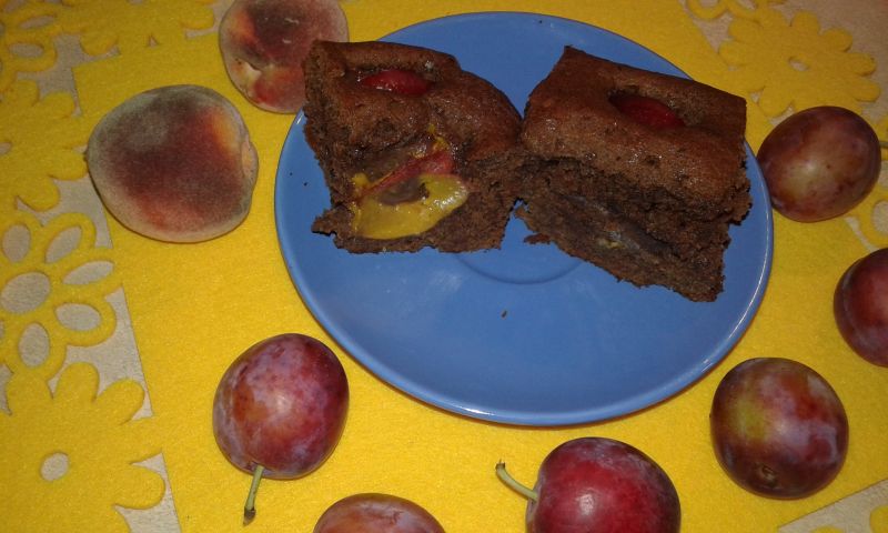 Murzynek na powidłach śliwkowych z rumem i owocami