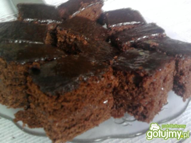 Murzynek przekładany dżemem z polewą Murzynek przekładany dżemem z polewą