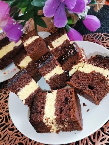 Murzynek przełożony kremem.