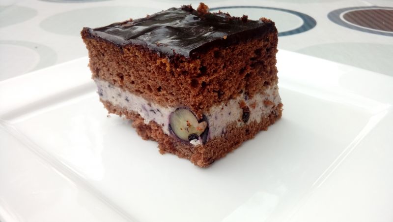 Murzynek z borówkowym kremem Murzynek z borówkowym kremem