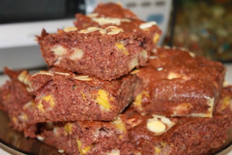 Murzynek z brzoskwiniami i jabłkiem 