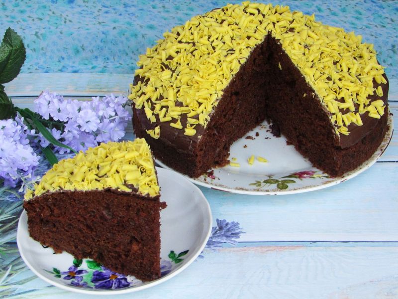 Murzynek z dżemem i bakaliami na kefirze