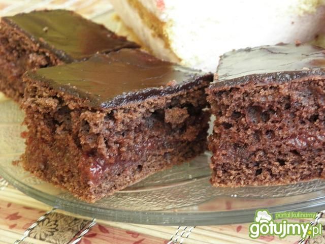 Murzynek z  konfiturą  truskawkową.