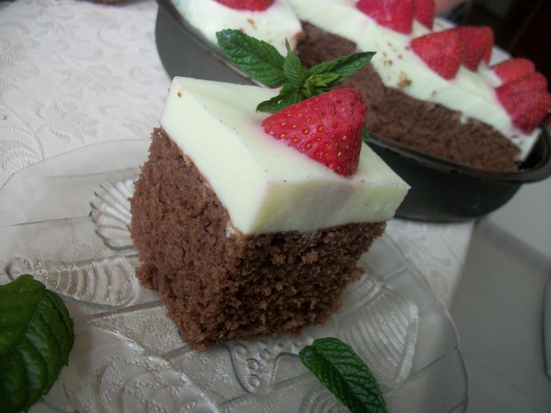 Murzynek z masą serkową i truskawkami