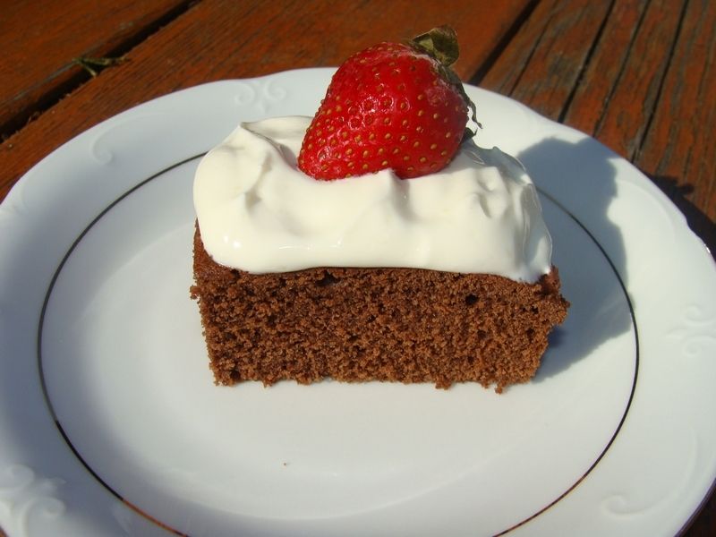 Murzynek z mascarpone i truskawkami Murzynek z mascarpone i truskawkami