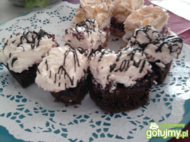 Murzynek z porzeczkami i śmietaną Murzynek z porzeczkami i śmietaną