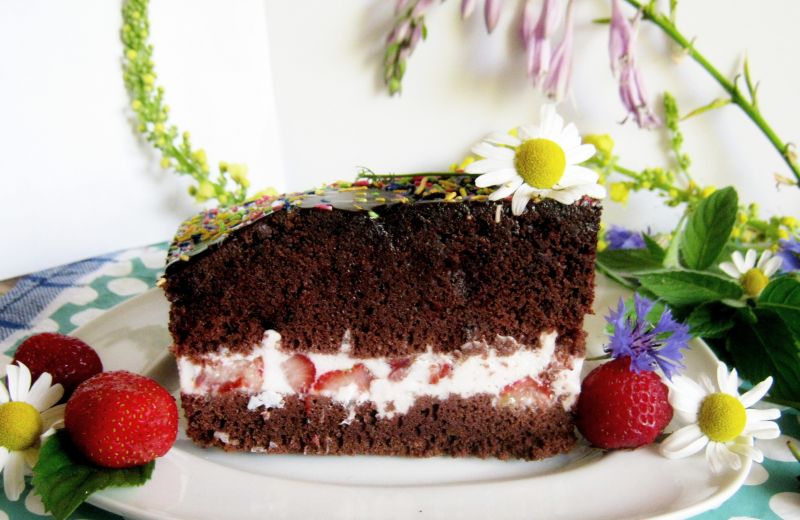 Murzynek z truskawkami śmietaną