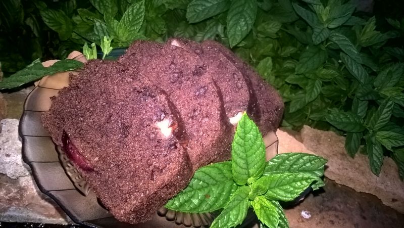 Murzynek ze śliwkami i jabłkiem