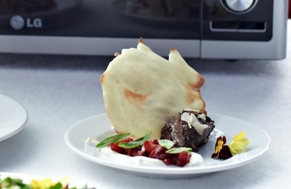 Mus czekoladowy z migdałowymi dachówkami Mus czekoladowy z migdałowymi dachówkami