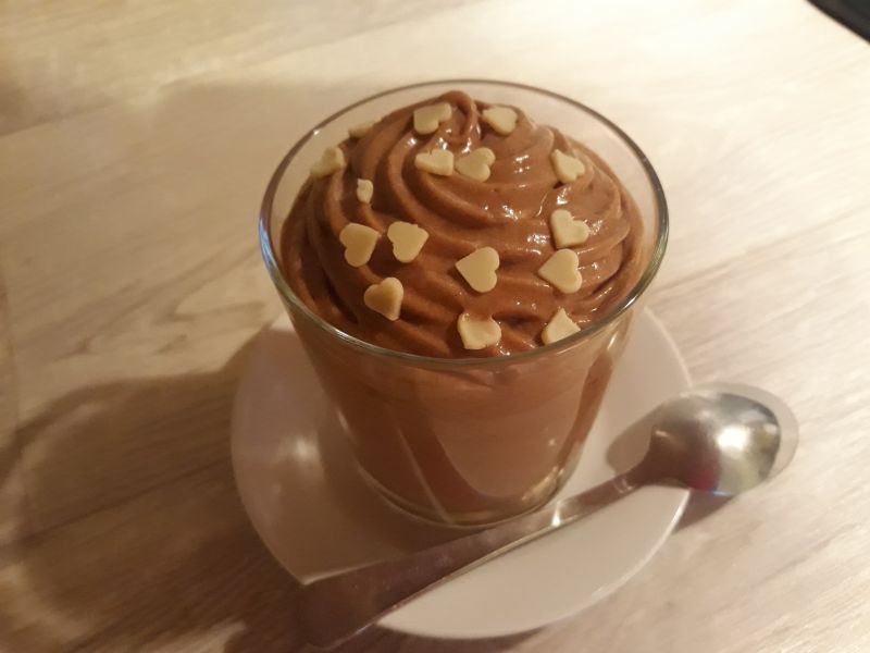 Mus czekoladowy z posypką w kształcie serc Mus czekoladowy z posypką w kształcie serc