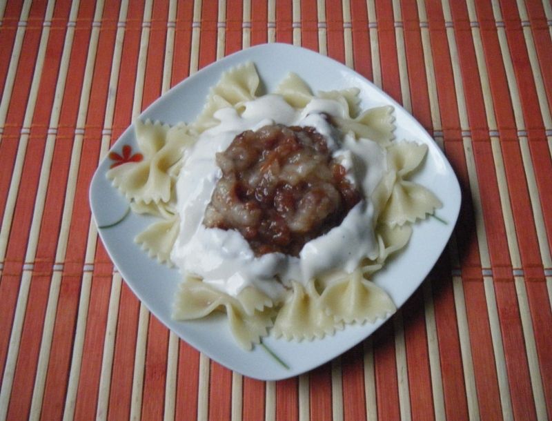 Mus jabłkowo-wiśniowy z makaronem Mus jabłkowo-wiśniowy z makaronem