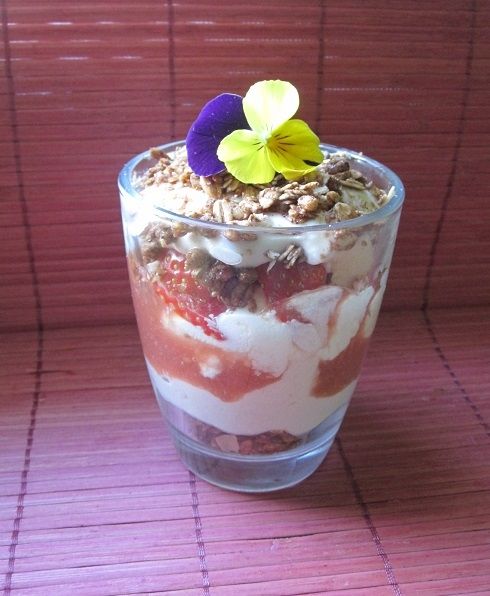 Mus rabarbarowy z truskawkami jogurtem i musli Mus rabarbarowy z truskawkami jogurtem i musli