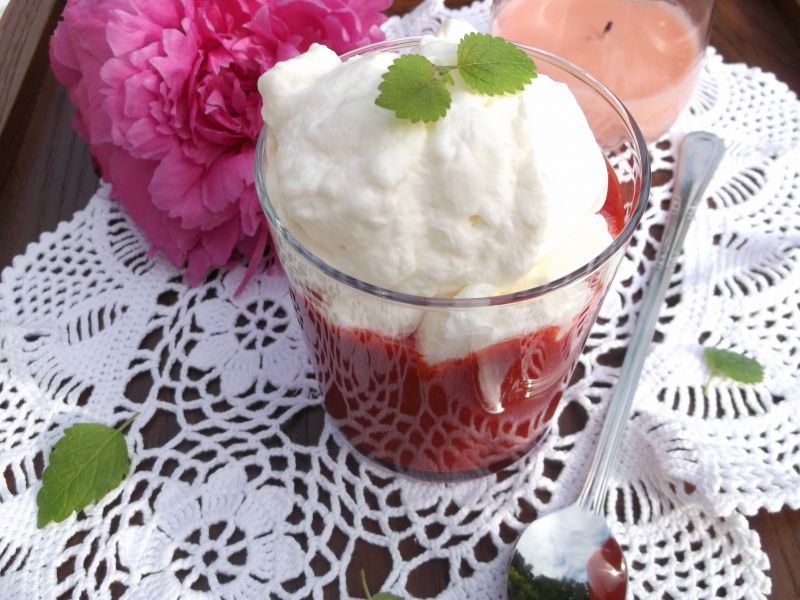 Mus truskawkowy z bitą śmietaną. Mus truskawkowy z bitą śmietaną.