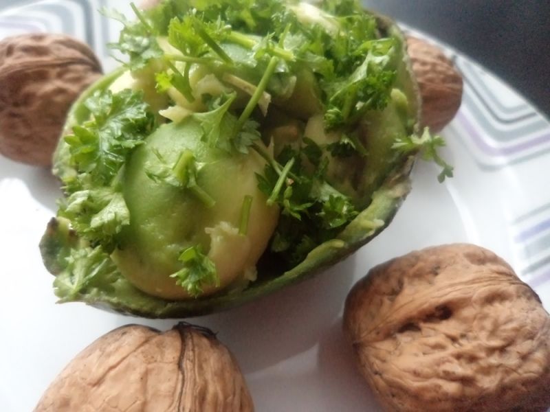 Mus z awokado podany w miseczce Mus z awokado podany w miseczce