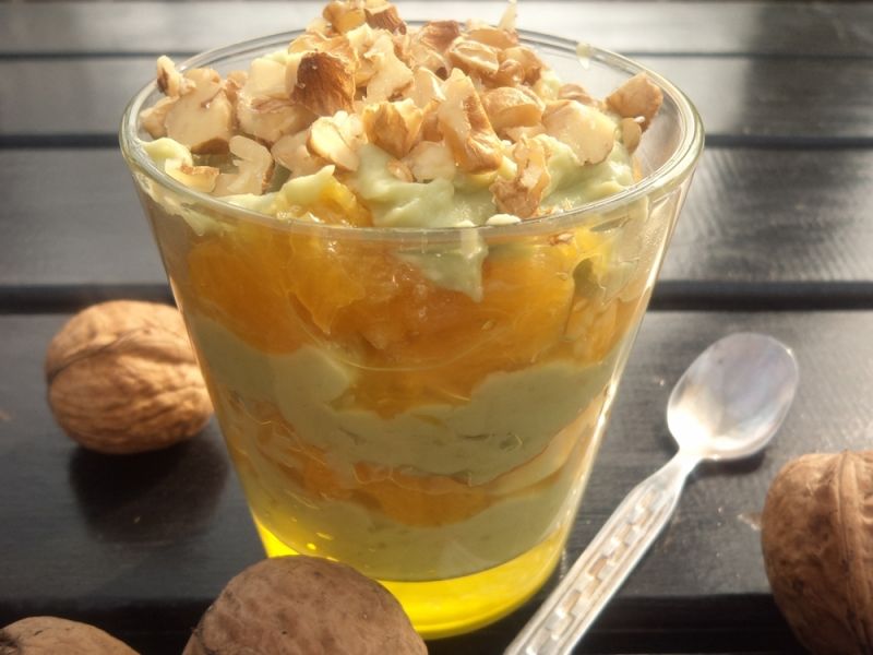 Mus z awokado podany z pomarańczą