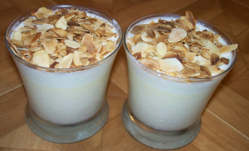 Mus z białej czekolady i prażonymi migdałami Mus z białej czekolady i prażonymi migdałami