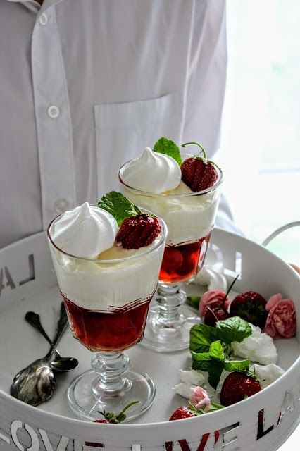 Mus z białej czekolady z truskawkami i galaretką