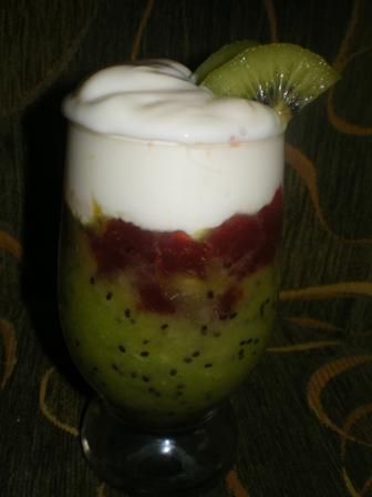Mus z kiwi z jogurtem i dżemem