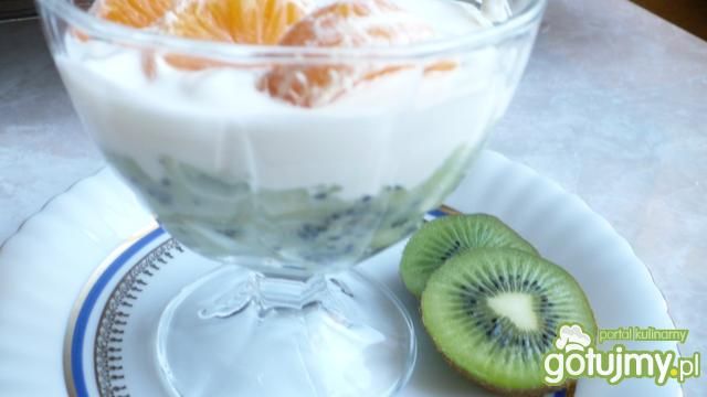 Mus z kiwi ze śmietaną podany