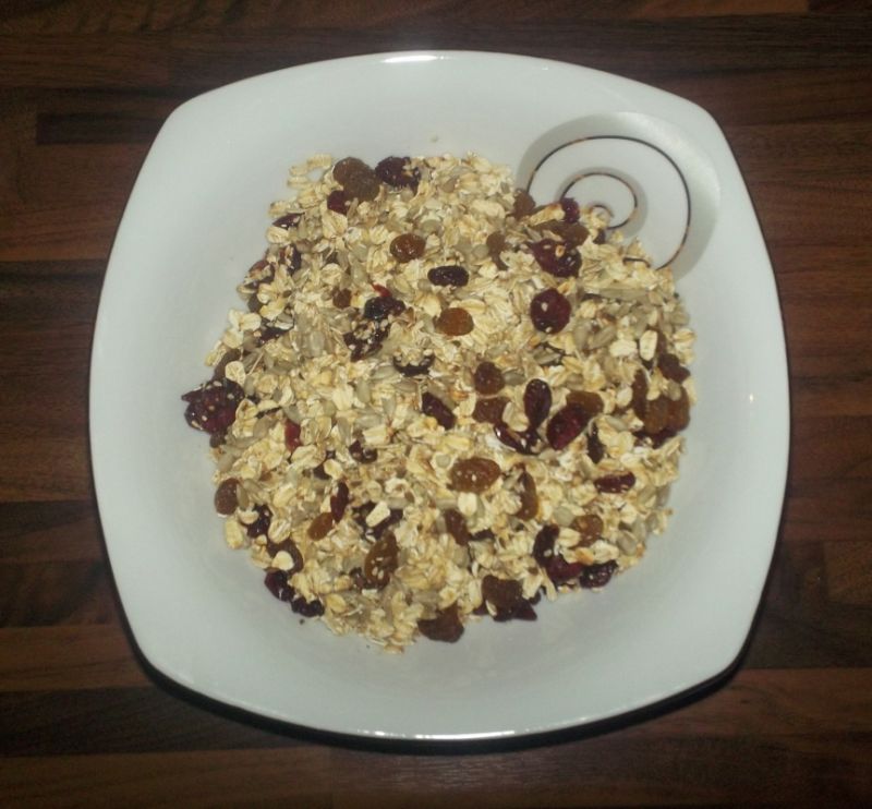 Musli z żurawiną, rodzynkami i siemieniem lnianym