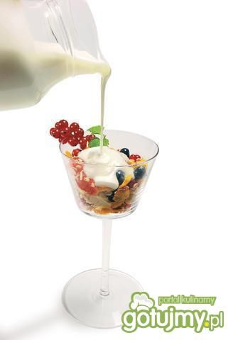 Musli ze świeżych owoców z jogurtem