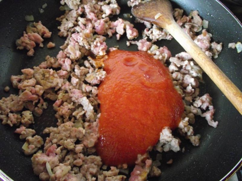 Muszelki piccolo z mięsno pomidorowym sosem 