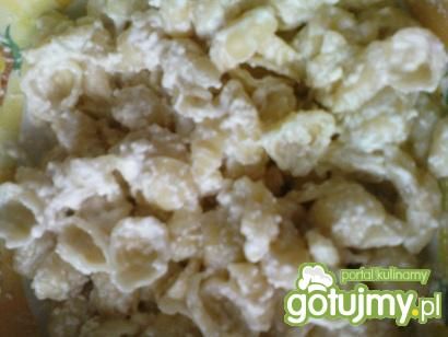 Muszelki z serem w sosie czosnkowym Muszelki z serem w sosie czosnkowym