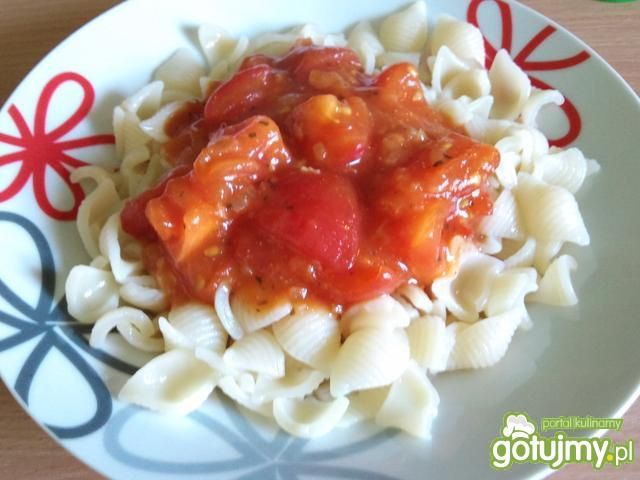 Muszelki z sosem pomidorowym