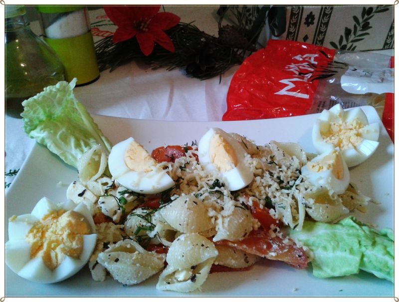 Muszelkowa sałatka 3 sery i pieczone pomidory