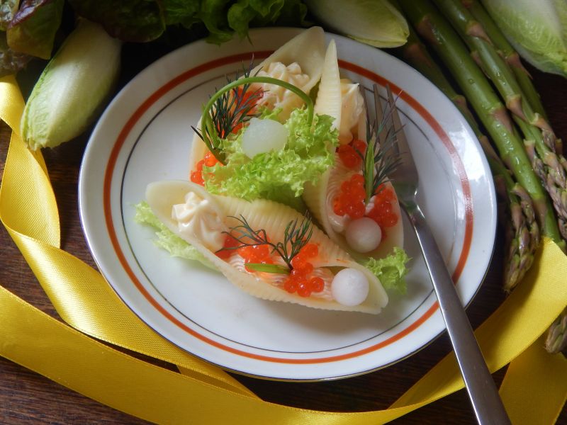 Muszle conchiglioni z pastą łososiową i kawiorem 