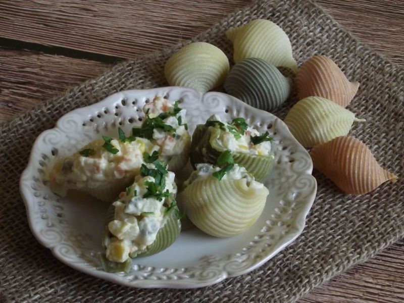 Muszle faszerowane sałatką jarzynową  Muszle faszerowane sałatką jarzynową