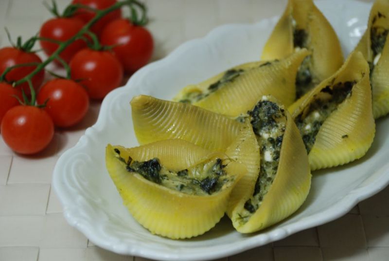 Muszle makaronowe ze szpinakiem i serami Muszle makaronowe ze szpinakiem i serami